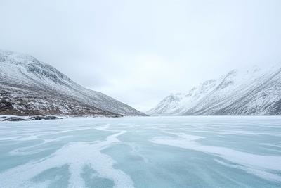 Vistas panorámicas del Lago Fagnano congelado.