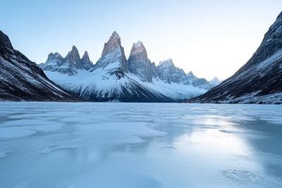 Laguna del Caminante congelada al pie de montañas en El Chaltén.