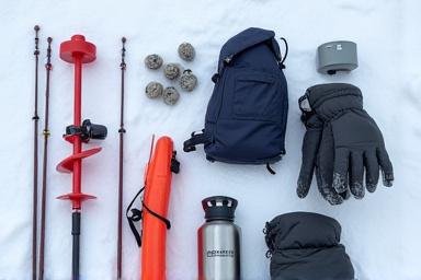 Equipo de expedición de pesca en hielo en la nieve
